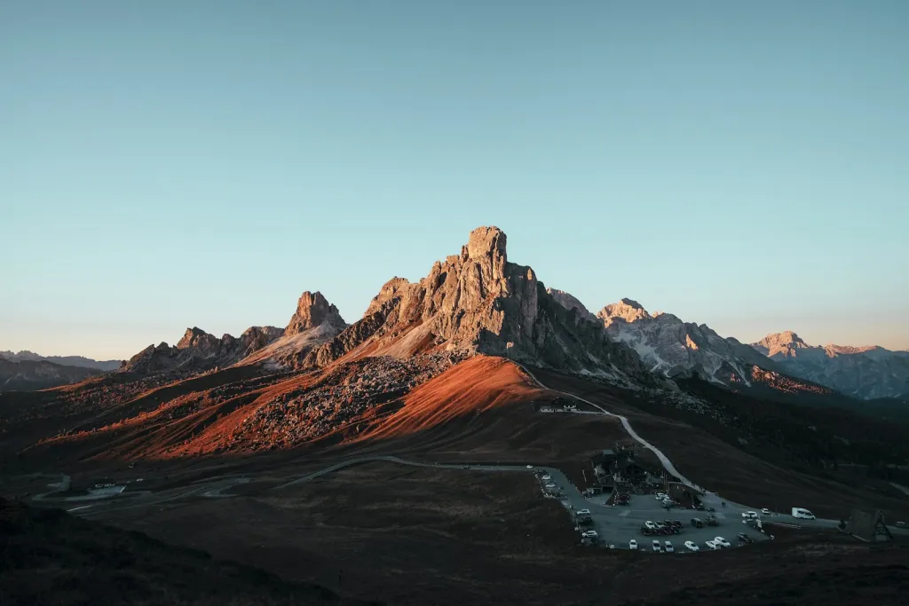 Cordillera iluminada por la última luz del día sobre un puerto de montaña